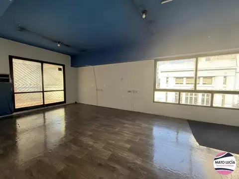 Oficina en Galeria - Sobre Av Rivadavia (Flores)