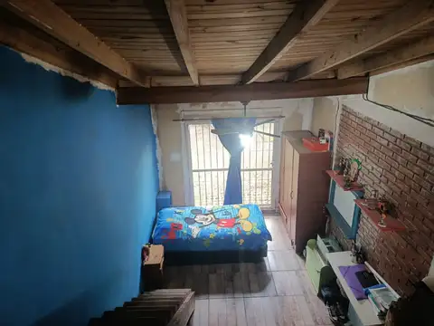 Alquiler de casa de dos dormitorios , uno con entrepiso o posible tercer dormitorio y gran jardin. Entrada de auto