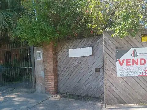 Alquiler de casa de dos dormitorios , uno con entrepiso o posible tercer dormitorio y gran jardin. Entrada de auto