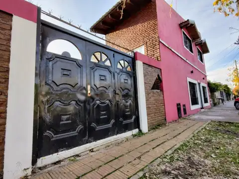 Venta Casa 4 Ambientes parque y cochera  en Villa Luzuriaga