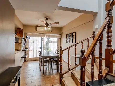 Casa 4 ambientes con 2 baños