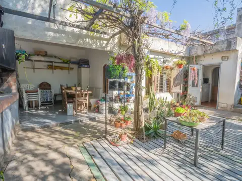 Casa con galpón para taller y jardín en Quilmes
