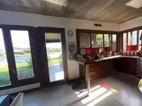 Casa 8 ambientes con 2 baños