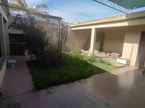 Casa 7 ambientes con 1 baño