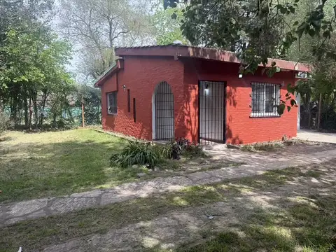 CASA tipo 3 ambientes, ingreso vehicular, jardín