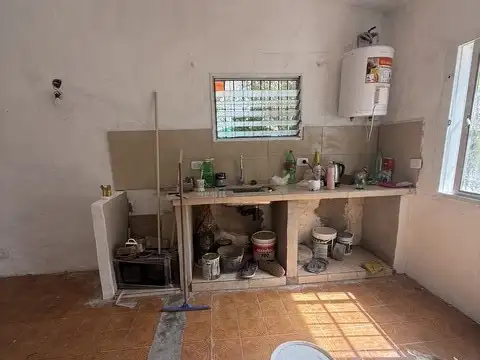 CASA tipo 3 ambientes, ingreso vehicular, jardín