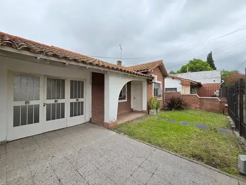 VENTA CASA CASTELAR 3 AMBIENTES APTA CREDITO
