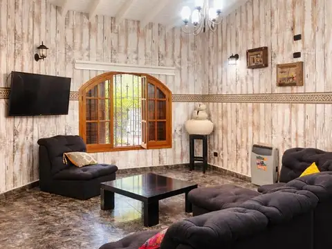 Casa 8 ambientes con 3 baños