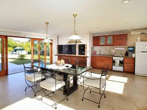 Casa 8 ambientes con 7 baños