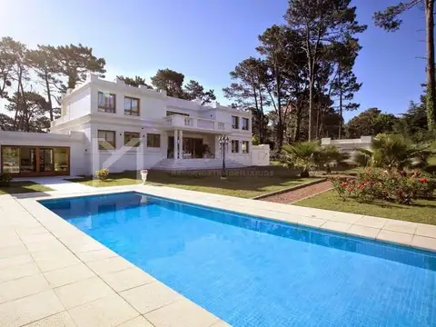 Casa en Venta con 4 cocheras