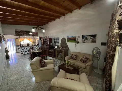 CASA 4 AMBIENTE CON JARDIN EN VENTA EN EZPELETA