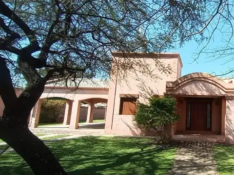 VENTA CASA C/GRAN TERRENO - PARQUE AGRICULTURA.-