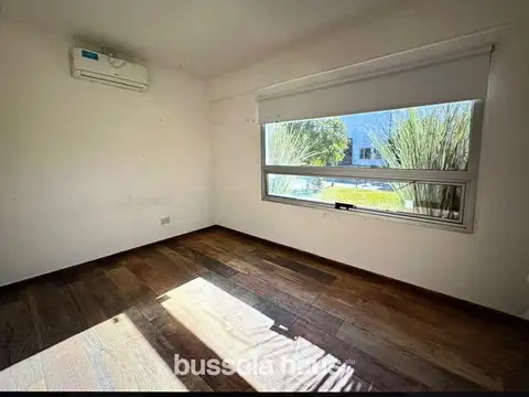Casa en Alquiler con 4 cocheras