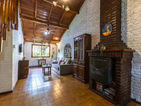 Casa 5 ambientes con 2 baños