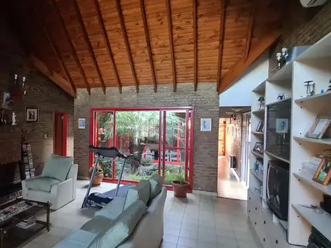 Chalet 4 Amb. 250 m² Cub. c/Garage para 2 autos y Pileta de Natación - Villa Luzuriaga