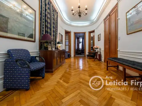 Amplio Departamento antiguo en excelente estado, actualmente en uso de oficina.