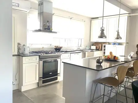 Casa 5 ambientes con 3 baños