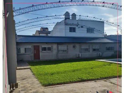 Casa con piscina y galpon comercial
