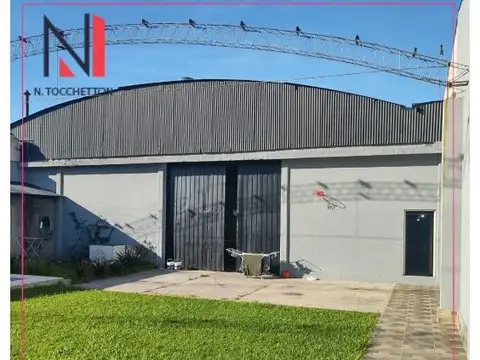 Casa con piscina y galpon comercial