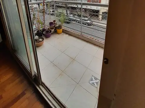 Semipiso amplio al  Fte balcon  excelente ubicación cerca subte