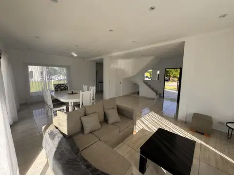 Casa 5 ambientes con 3 baños