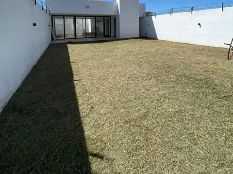 Casa en Alquiler a Estrenar en Zona Norte – Moderna, Luminosa y con Gran Parque