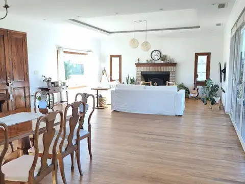 Casa en Venta con 2 cocheras