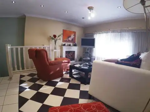 Casa venta - 3 dormitorios 2 baños - 200mts2 totales - Lomas De Zamora