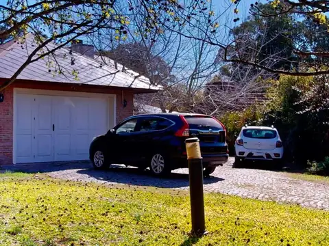 VENTA CASA DE CATEGORIA CON PARQUE Y PILETA EN GONNET