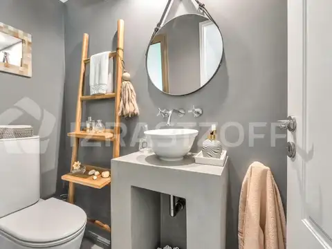 Casa a la venta en lote central arbolado, de estilo moderno. RESERVADA