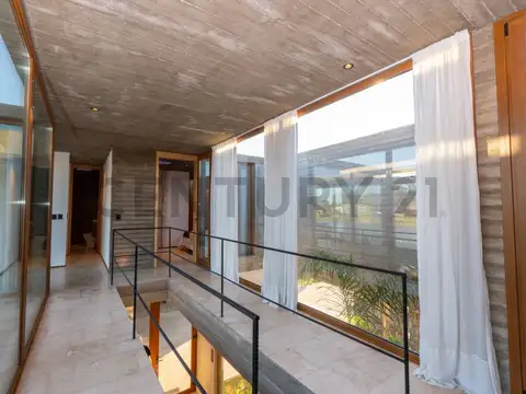 Casa en Venta con 3 cocheras
