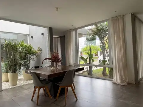 Casa en Alquiler con 2 cocheras