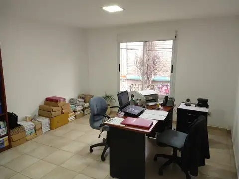 Oficina 8 ambientes con 2 baños