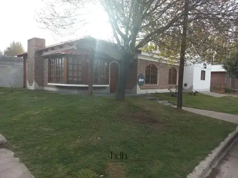 Casa 8 ambientes con 2 baños