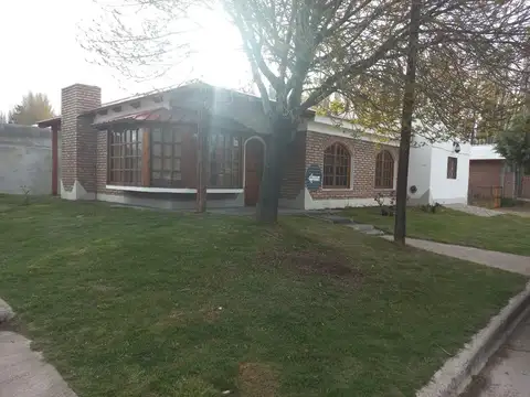 Casa 8 ambientes con 2 baños