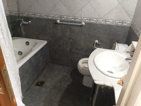Casa 6 ambientes con 2 baños
