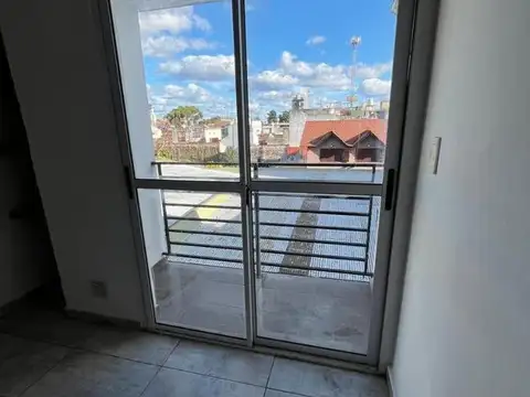 EXCELENTE DEPARTAMENTO EN HURLINGHAM