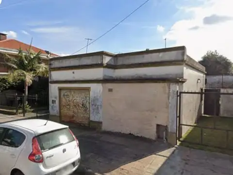 TERRENO DE 10m x 32m. CON CASA A REFACCIONAR EN FORMA COMPLETA (NO HABITABLE). PRECIO VALOR LOTE.