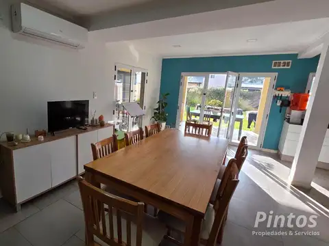 Casa 8 ambientes con 2 baños