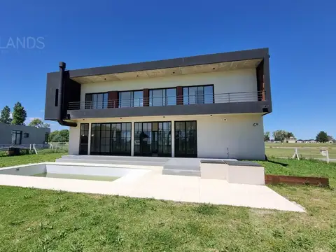 Alquiler exclusiva Casa  en Área 60 | Pileta, Quincho  Parque Cocheras
