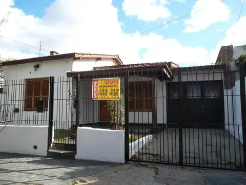 VENTA DE CASA EN LOTE PROPIO DE CUATRO AMB. ZONA CHILAVERT