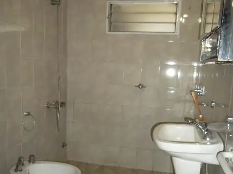 VENTA DE CASA EN LOTE PROPIO DE CUATRO AMB. ZONA CHILAVERT