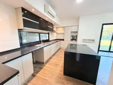 Casa 6 ambientes con 4 baños