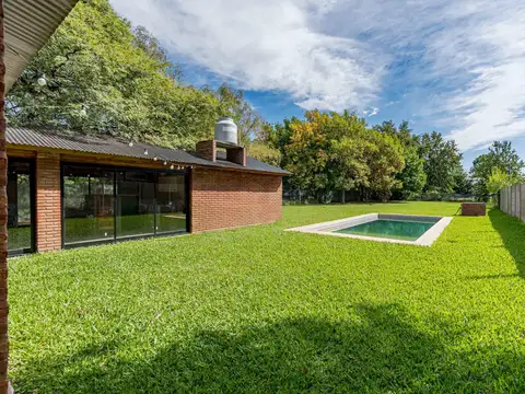 VENTA casa al frente de dos dormitorios con galería y pileta. Funes
