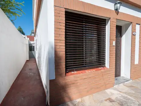 Casa 6 ambientes con 2 baños