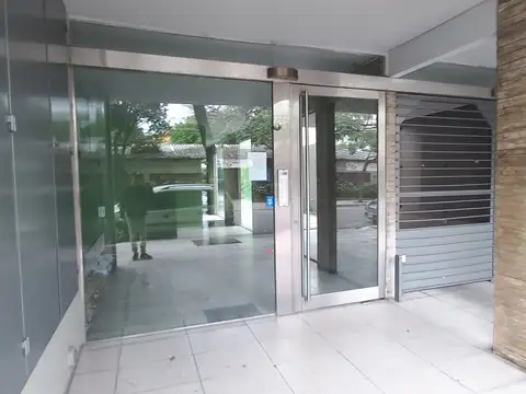 Monoambiente Categoria, frente, pisos tarugados, Edificio Pileta con solarium, SUM y Gimnasio