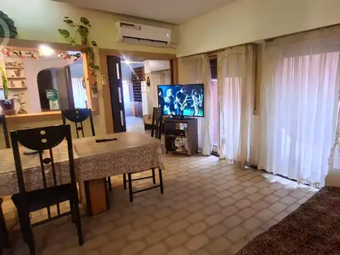 Venta casa sobre lote propio-7 Ambientes- Cocheras- Quincho- Patio- Parrilla -Balcones