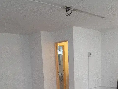 LOCAL EN EDIFICIO TORRE 32 M2  BAÑO CON ANTEBAÑO FRENTE VIDRIADO