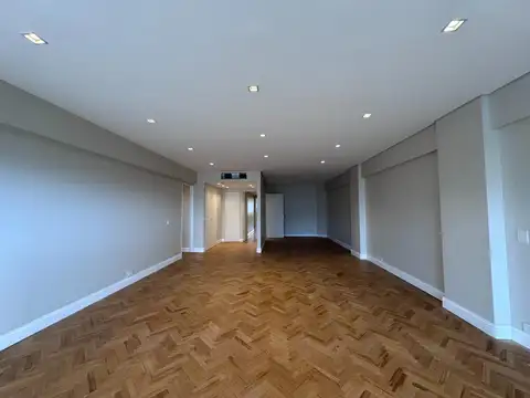 AMPLIO PISO DE 3 AMBIENTES CON DOS COCHERAS Y BAULERA.