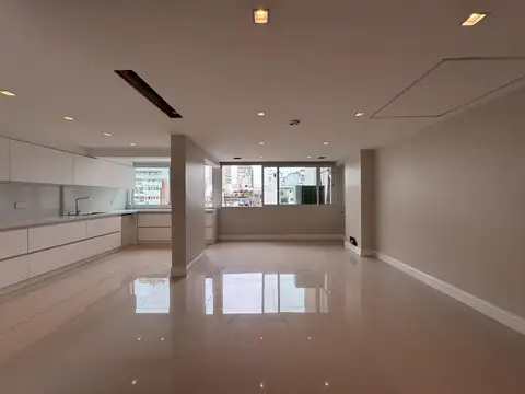 AMPLIO PISO DE 3 AMBIENTES CON DOS COCHERAS Y BAULERA.